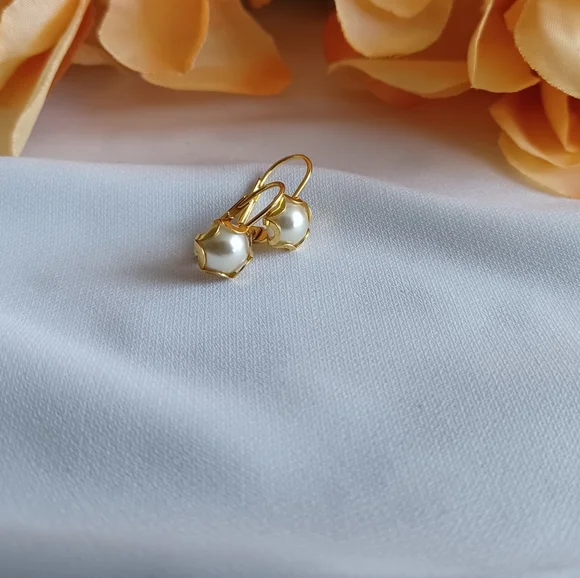 Elegant Gold and Pearl Stud Earrings - Picture 6 of 16